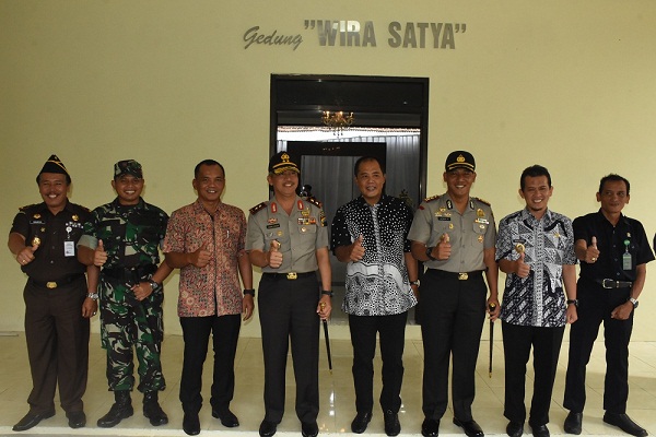 Pemerintah Kabupaten Karanganyar menghibahkan dana pembangunan gedung Mapolres Karanganyar